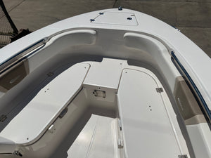 2023 Robalo R-200 Center Console 20' like new