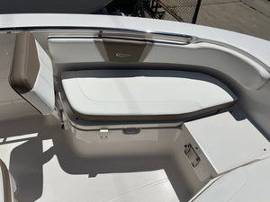 2023 Robalo R-200 Center Console 20' like new