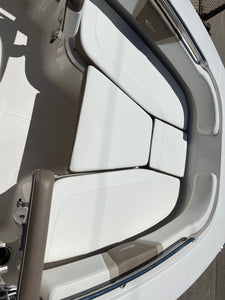 2023 Robalo R-200 Center Console 20' like new