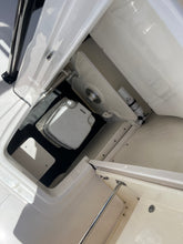 Load image into Gallery viewer, 2023 Robalo R-200 Center Console 20&#39; like new