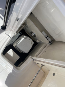 2023 Robalo R-200 Center Console 20' like new