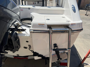 2023 Robalo R-200 Center Console 20' like new