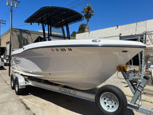 Load image into Gallery viewer, 2023 Robalo R-200 Center Console 20&#39; like new