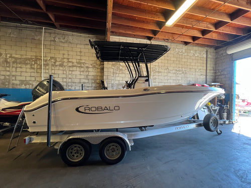 2023 Robalo R-200 Center Console 20' like new