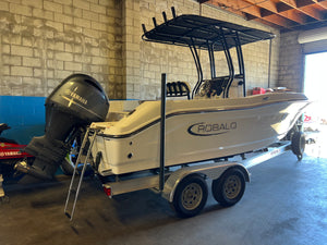 2023 Robalo R-200 Center Console 20' like new