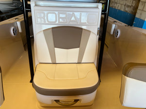 2023 Robalo R-200 Center Console 20' like new