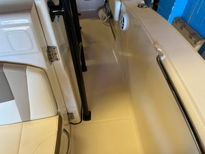 2023 Robalo R-200 Center Console 20' like new